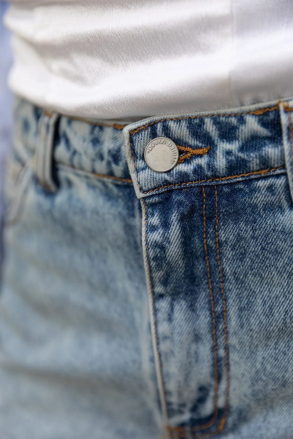 THE JONES Flared Mid-Rise Light Wash