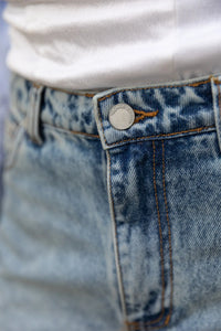 THE JONES Flared Mid-Rise Light Wash