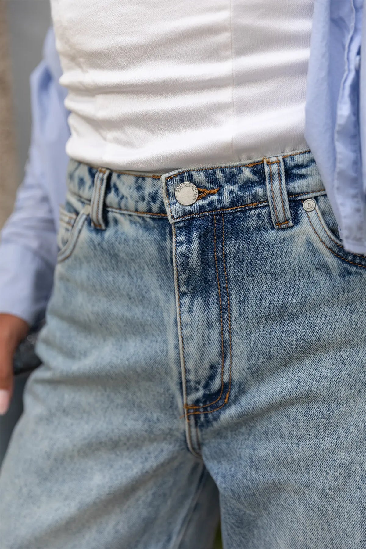 THE JONES Flared Mid-Rise Light Wash
