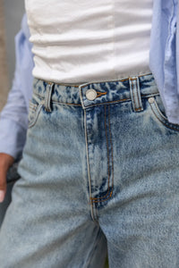 THE JONES Flared Mid-Rise Light Wash