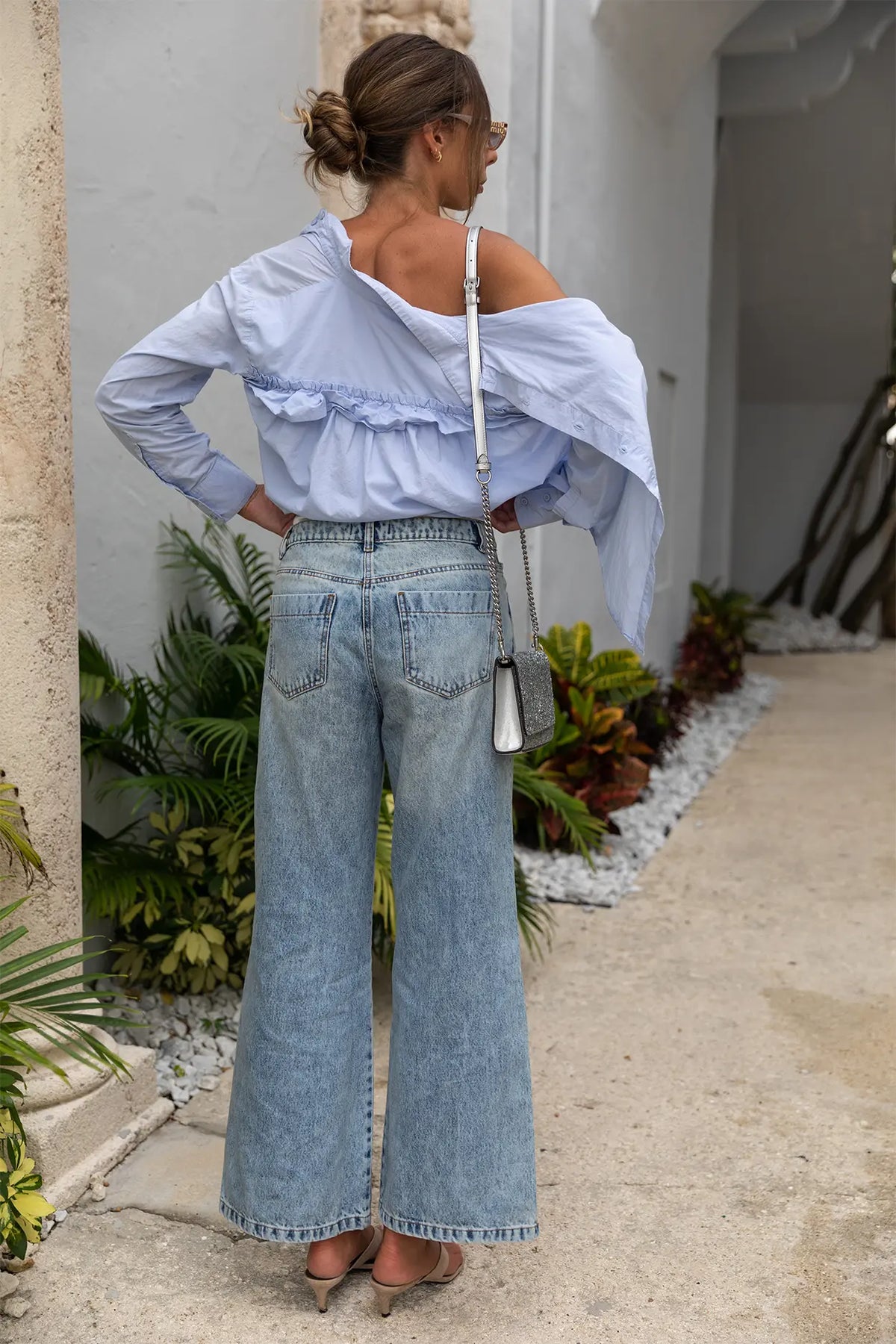 THE JONES Flared Mid-Rise Light Wash